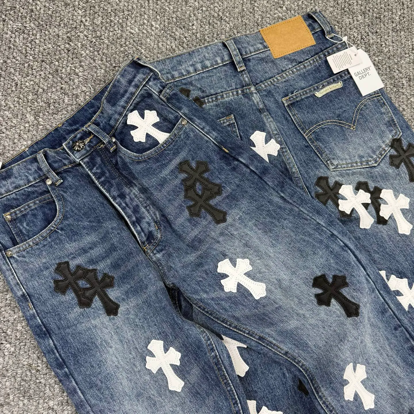 P240 model number: H862 chrome hearts & chrome hearts Micro-flared bamboo jeans Three-dimensional version Loose and comfortable, not picky about the body shape Makes you look taller and slimmer Factory quality control Original factory quality control Same style for men and women Can be matched with couples Versatile recommendation Must-have jeans for all seasons Fashionistas have been disappointed From the quality selection of fabrics, the tailoring of details, and the matching of patterns are impeccable! The upper body is so handsome when worn...it can be easily worn by men, women and children! The craftsmanship is made of heavy-duty washed pure cotton denim fabric. After washing, it is soft and thick and looks very stylish when worn. Size: 28, 30, 32, 34, 36 (S-XXL) Color: black